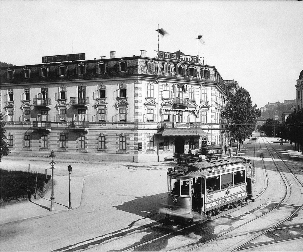 Die "Gelbe Elektrische" vor dem Hotel Pitter, 1909 | © Stadtarchiv Salzburg