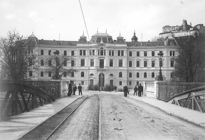 Karolinenbrücke mit dem Justizgebäude um 1900 | © Stadtarchiv Salzburg